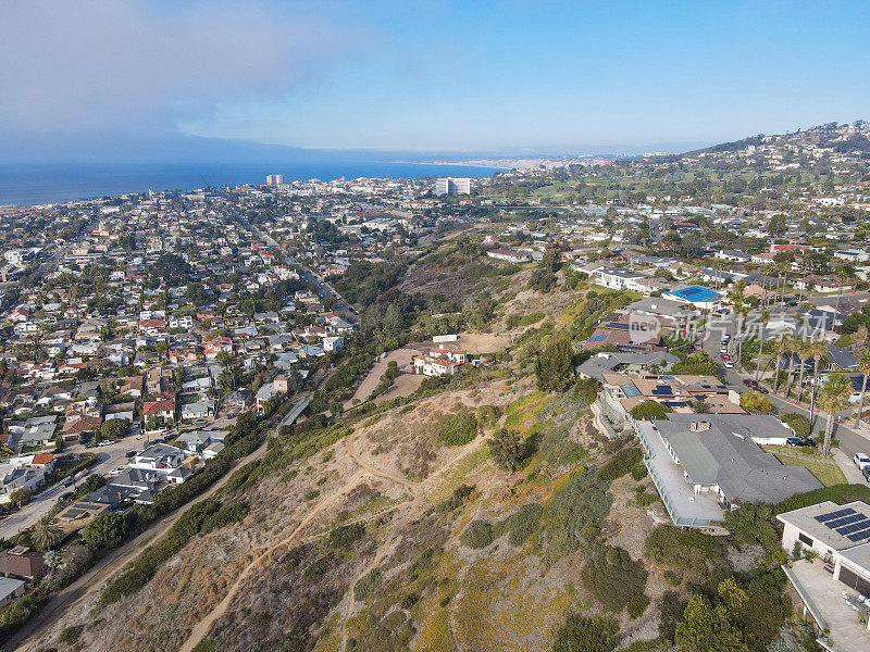 俯瞰圣地亚哥La Jolla Hermosa的小山谷和大宅第